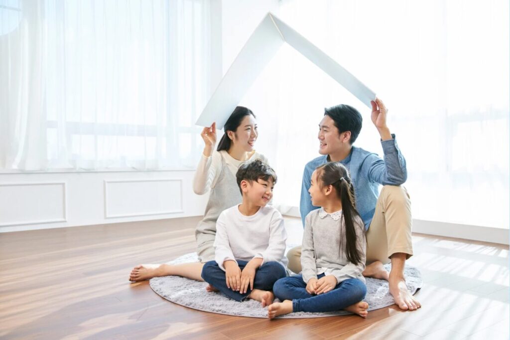 4人家族が座っている