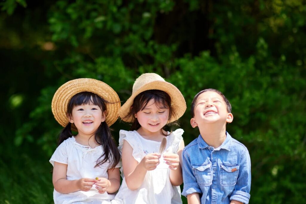 夏に3人の子どもが並んでいる